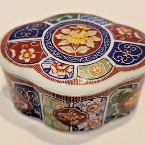 Beautiful Vintage Japamrse Imari Covered3" Trinket Box Quartrefoil Design